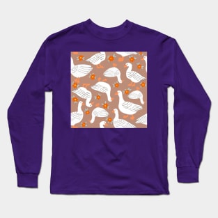 Geese in The meadow latte color Long Sleeve T-Shirt